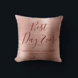 Den  Rosan Bröllop i Guld i Ro Kudde<br><div class="desc">Bästa dagen Alltid Bröllop Modern Girly Modern och Elegant Metallic Ro Guld -  Rosa och Burgundy Party Pillow som är perfekt för Ro eller Guld  Rosa eller Bröllop. Denna party-kudde är perfekt för en Möhippa Bröllop-gåva. Om du behöver ytterligare matchande artiklar kontaktar du designern.</div>