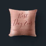 Den  Rosan Bröllop i Guld i Ro Kudde<br><div class="desc">Bästa dagen Alltid Bröllop Modern Girly Modern och Elegant Metallic Ro Guld -  Rosa och Burgundy Party Pillow som är perfekt för Ro eller Guld  Rosa eller Bröllop. Denna party-kudde är perfekt för en Möhippa Bröllop-gåva. Om du behöver ytterligare matchande artiklar kontaktar du designern.</div>