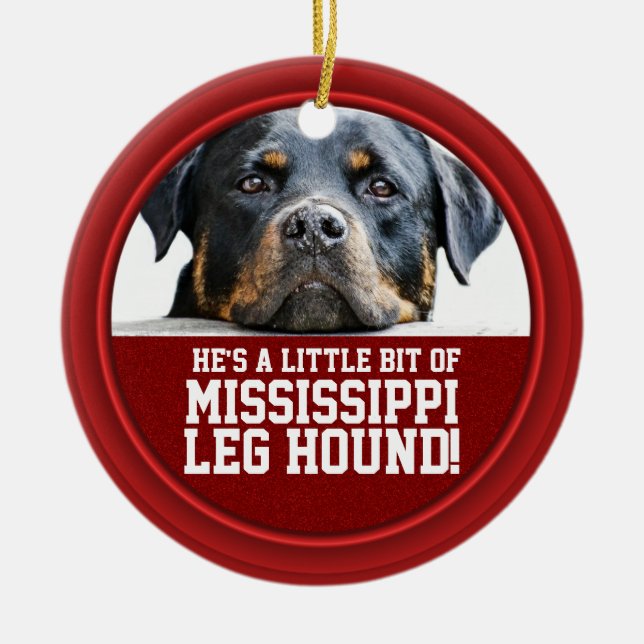 Den Rottweiler hunden Mississippi lägger benen på Julgransprydnad Keramik (Framsidan)