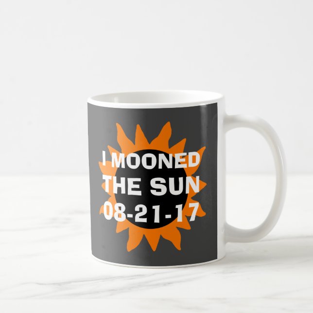 Den sammanlagda sol- förmörkelsen Mooned jag den Kaffemugg (Höger)