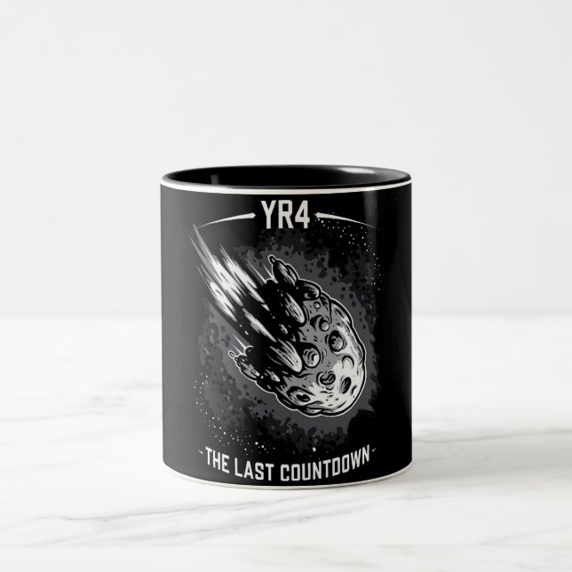 Den senaste nedräkningen av YR4-steroid Två-Tonad Mugg (Center)