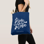 Den senaste Stänk-stammen av Nautical Bachelorette Tygkasse<br><div class="desc">Denna blå,  moderna,  minimalistiska Bride Tribe-påse namn med fet kalligrafisk utformning av inslag och bachelorettes namn kommer att vara underbar för bachelorettes gåvor eller favörer från helg eller bröllop och möhippa.</div>