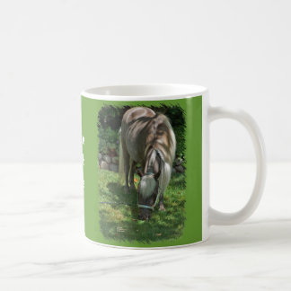 Den Shetland ponnyn fotograferar att beta på Lawn. Kaffemugg