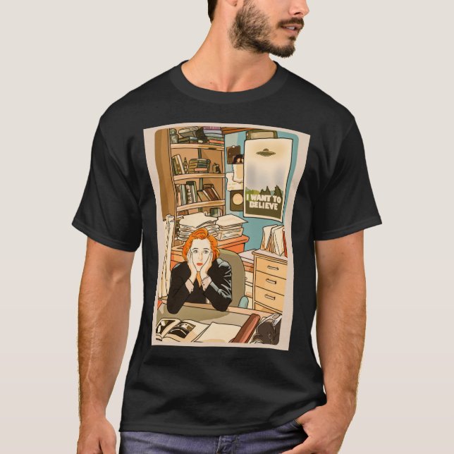 Den skeptiska Dana Scully på Mulders kontor T T Shirt (Framsida)