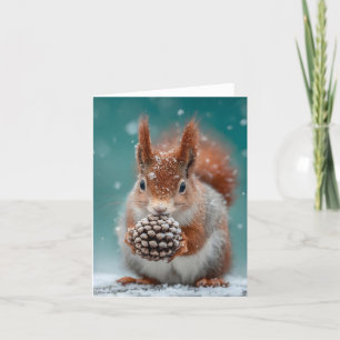 Den sorgliga röda ekorren i Snö med en Pinecone Helgkort