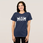 Den söta, enkla personligen, vit text för Team mam T Shirt<br><div class="desc">Designad för att samordna med Lea Delaveris Design-skjortan för skjortor för spädbarn, är mamma-skjortan en perfekt för en ny mamma eller mamma att bli. Även underbar till bäran till babyduschen har den här sportiska t-shirt-designen ett "team namn" i vitt skript, tillsammans med ett djärvt "mamma" och fastställt datum. Hitta mer...</div>