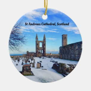 Den St Andrews Skottland domkyrkan fördärvar i snö Julgransprydnad Keramik