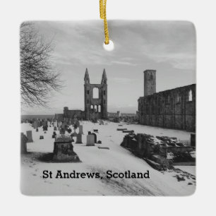 Den St Andrews Skottland domkyrkan fördärvar i snö Julgransprydnad Keramik