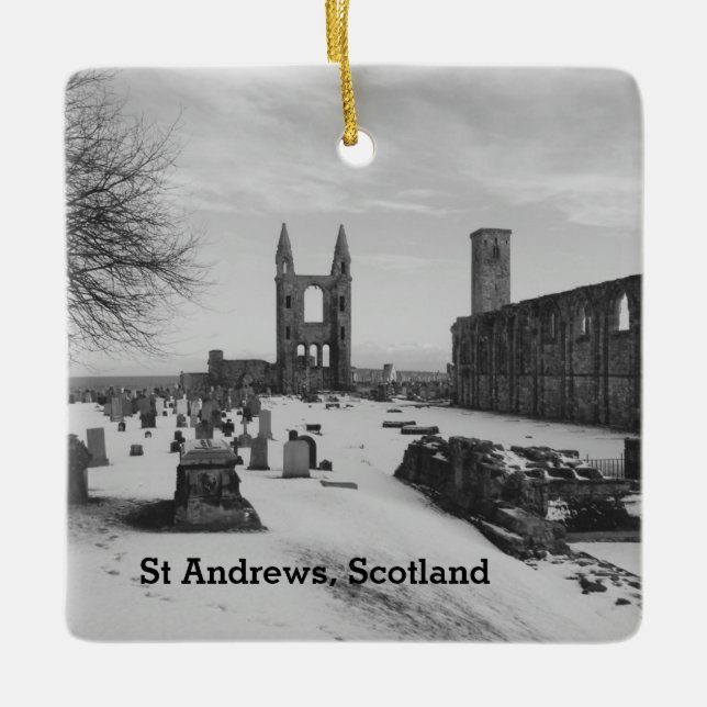 Den St Andrews Skottland domkyrkan fördärvar i snö Julgransprydnad Keramik (Framsida)