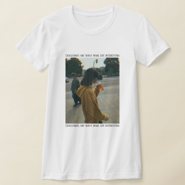 Den starka kvinna som trotsar oddsen t shirt (Laydown)