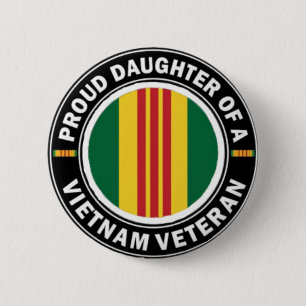 Den stolt dottern av en Vietnam Vet knäppas Knapp