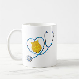 Den stolt sjuksköterskapolisen kopplar ihop kaffemugg