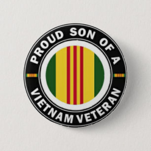 Den stolt sonen av den Vietnam veten knäppas Knapp