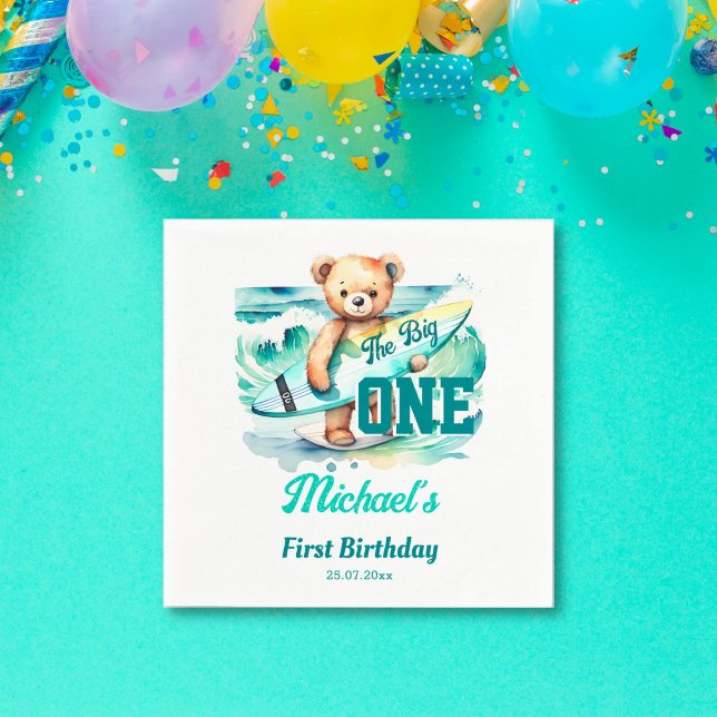 Den stora flikarprogramvaran för surfande födelsed pappersservett (The big one surfing birthday party tableware personalized napkins cute teddy bear surfing board wave)