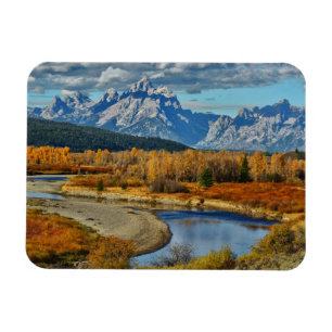 Den storslagna Teton bergfloden beskådar i höst Magnet