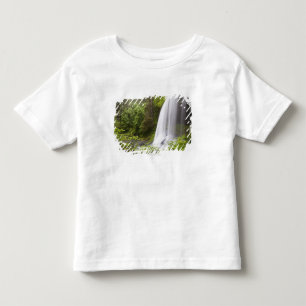 Den suddiga vattenfallet och skogen beskådar i t shirt