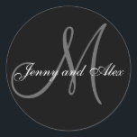 Den svart brudgummen för brud för grå färgMonogram Runt Klistermärke<br><div class="desc">Elegant bröllopklistermärke med monogramen som är initial av efternamn- och brud- och brudgumnamn som du kan skräddarsy med din personliga information och bröllopfärgintrig. En underbar klistermärke för att gifta sig favörklistermärkear, tårta boxas etiketter och att gifta sig fest hänga lös sälar och att gifta sig inbjudankuvertsälar. Planlägg vid Elke Clarke...</div>