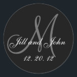Den svart grå färgmonogramen namnger 2012 gifta runt klistermärke<br><div class="desc">Den svart grå färgmonogramen namnger bröllop 2012 förseglar. Elegant bröllopklistermärkear med monogramen och att gifta sig daterar och bruden och ansar namn som du kan skräddarsy med din personliga information och bröllopfärgintrig. En underbar klistermärke för att gifta sig favörklistermärkear, tårta boxas etiketter och att gifta sig fest hänga lös sälar...</div>