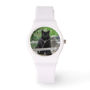 Den svart katten överbryggar på den numrerade armbandsur