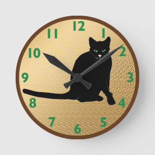 Den svart katten tar tid på rund klocka