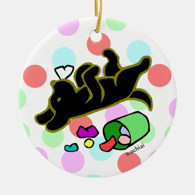 Den svart Labrador tecknadpolkaen pricker Julgransprydnad Keramik (Framsidan)