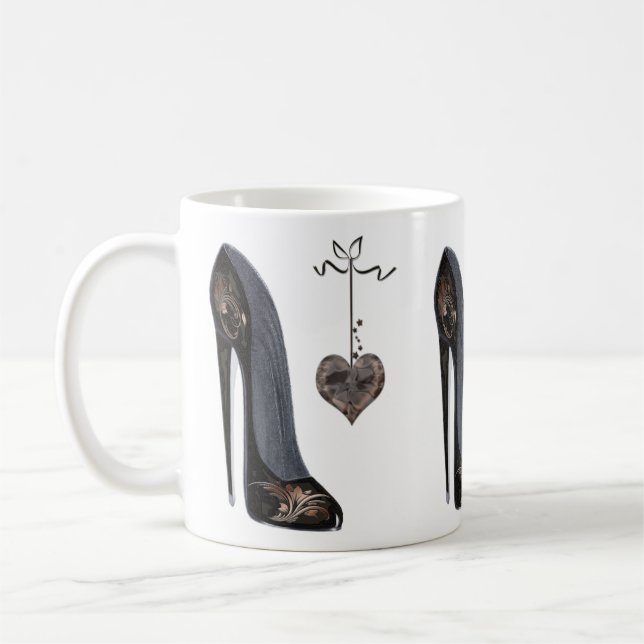 Den svart stiletten skor och hjärta kaffemugg (Vänster)