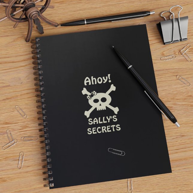 Den svarta anteckningsboken Girl Pirat Skull Cross Anteckningsbok Med Spiral (☠️ Ahoy! Add your name and set sail on the Good Ship Journalling ☠️)
