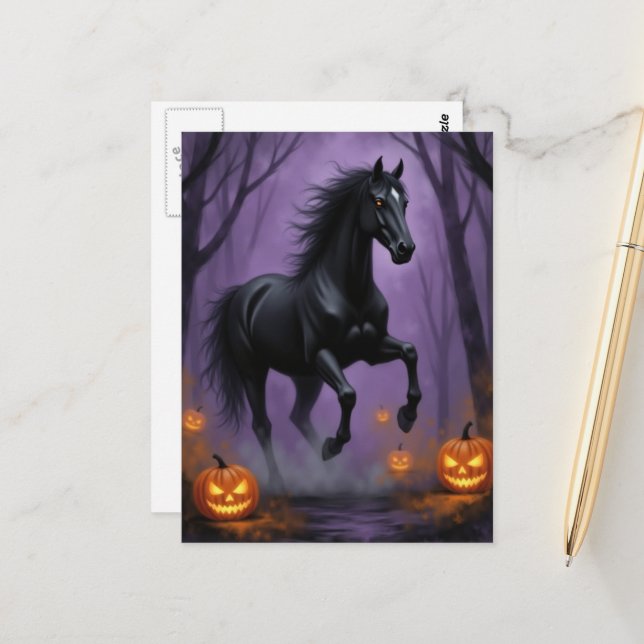 Den svarta hästen i Halloween-skogen Vykort (Fram/Back In Situ)