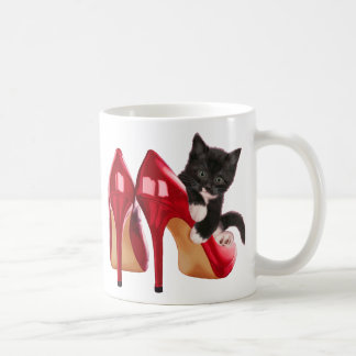 Den svartvita kattungen i rött skor kaffemugg