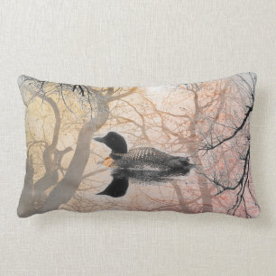 Den svartvita loonen på en sjödekor kudder lumbarkudde