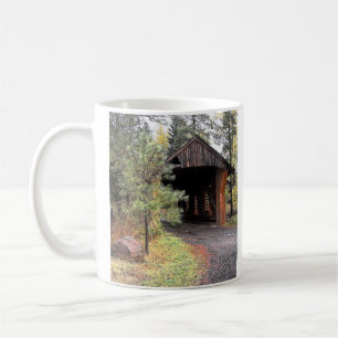 Den täckte romantiker överbryggar i Oregon Kaffemugg