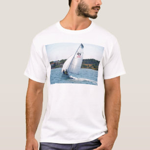 Den tävlings- jollen på rusar t-shirt