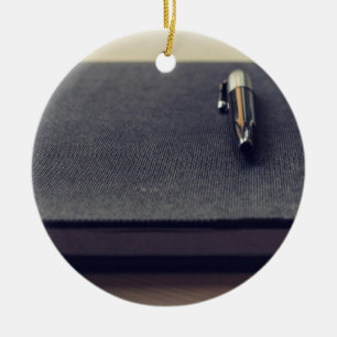 Den Themed journalen, en reservoarpenna vilar på Julgransprydnad Keramik