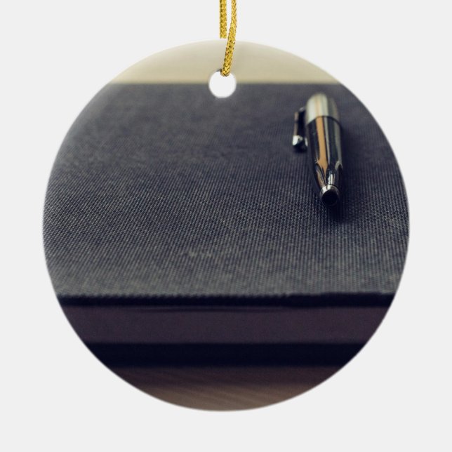 Den Themed journalen, en reservoarpenna vilar på Julgransprydnad Keramik (Framsidan)