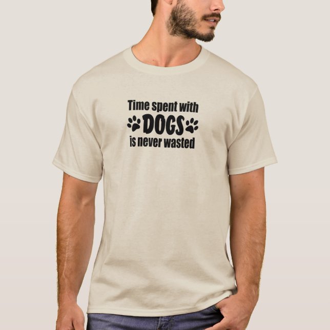 Den tid som spenderats med Hundar är aldrig Slösat T Shirt (Framsida)