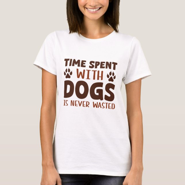 Den tid som tillbringas med Hundar Slösas aldrig T Shirt (Framsida)