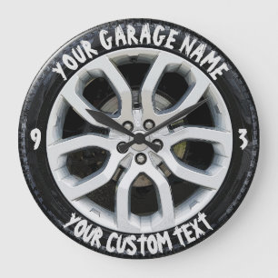 Den tjänste- bilen reparerar garageägaren som d stor klocka