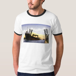 Den tomma fraktbåten som den övergående bascule t-shirt