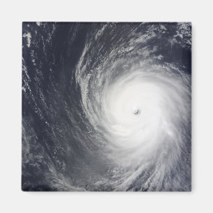 Den toppna typhoonen Melor svävar över den Magnet