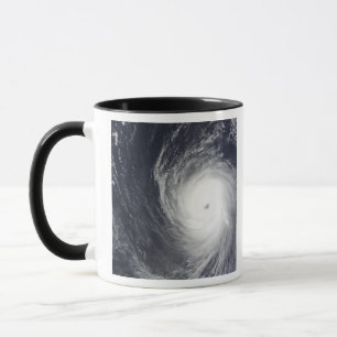 Den toppna typhoonen Melor svävar över den Mugg