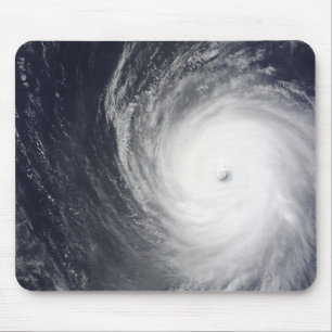 Den toppna typhoonen Melor svävar över den Musmatta