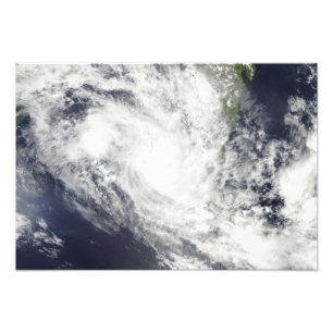 Den tropiska cyclonen Fami svävar över Madagasca Fototryck