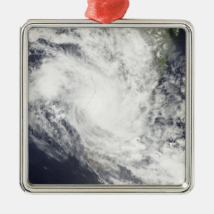 Den tropiska cyclonen Fami svävar över Madagasca Julgransprydnad Metall