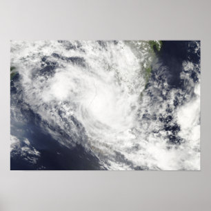 Den tropiska cyclonen Fami svävar över Madagascar Poster