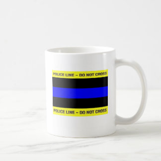 Den tunna blåttpolisen fodrar kaffemugg