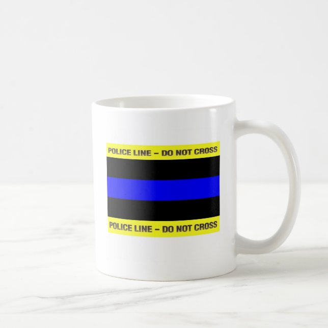 Den tunna blåttpolisen fodrar kaffemugg (Höger)