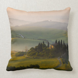 Den Tuscany backen landskap på soluppgången Kudde