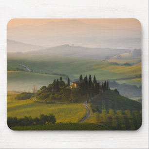 Den Tuscany backen landskap på soluppgången Musmatta