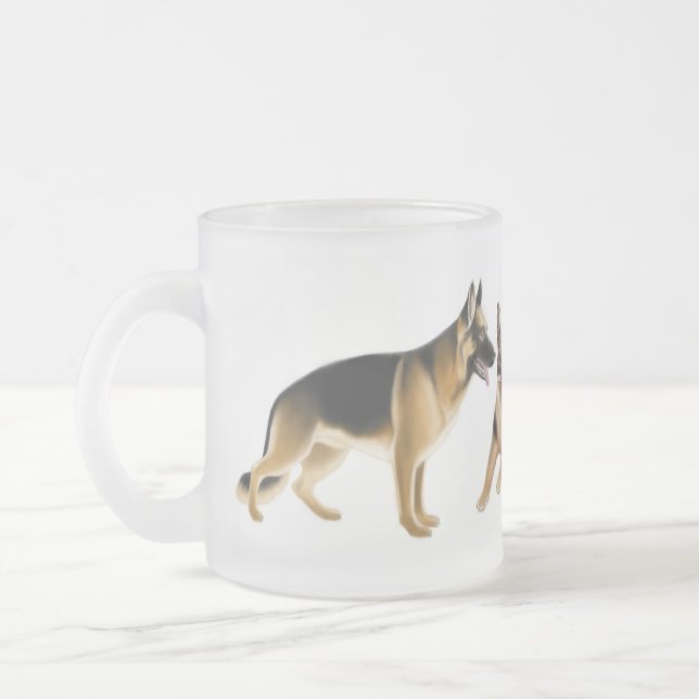 Den tyska herden förföljer den frostade Glass Frostad Glasmugg (Vänster)