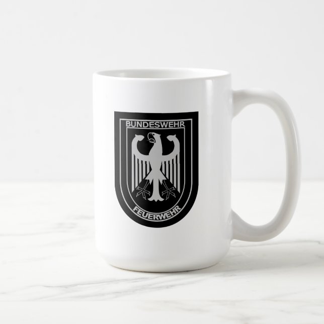 Den tyska militären avfyrar servar muggen kaffemugg (Höger)
